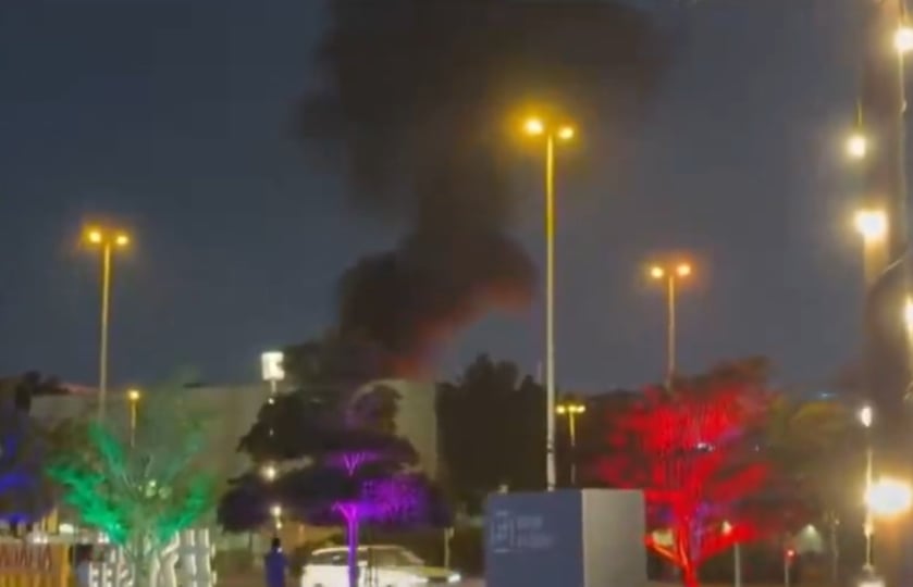 Καπνός υψώνεται πάνω από το αμερικανικό προξενείο στο Ντουμπάι (φωτ.: Χ/Shakir ahmed)