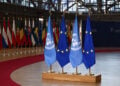 Οι σημαίες της ΕΕ και του ΟΗΕ, και στο φόντο των κρατών-μελών (φωτ.: European Union)