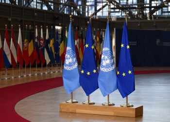 Οι σημαίες της ΕΕ και του ΟΗΕ, και στο φόντο των κρατών-μελών (φωτ.: European Union)
