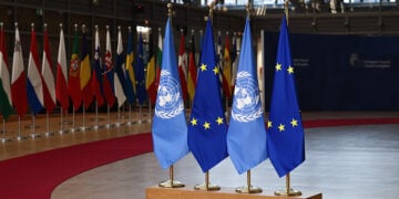 Οι σημαίες της ΕΕ και του ΟΗΕ, και στο φόντο των κρατών-μελών (φωτ.: European Union)