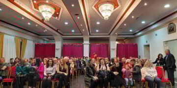 Κατάμεστη η αίθουσα εκδηλώσεων της Λέσχης Αξιωματικών Φρουράς Κοζάνης. Σάββατο 7 Μαρτίου 2026 (φωτ.: Facebook / Μικρασιατικός Σύλλογος Π.Ε Κοζάνης)