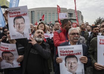 Υποστηρικτές του αντιπολιτευτικού κόμματος CHP κρατούν αφίσες του Εκρέμ Ιμάμογλου στη διάρκεια συγκέντρωσης διαμαρτυρίας για την κράτησή του (φωτ.: EPA/Erdem Sahin)