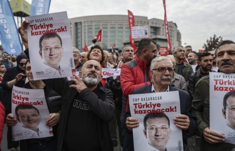 Υποστηρικτές του αντιπολιτευτικού κόμματος CHP κρατούν αφίσες του Εκρέμ Ιμάμογλου στη διάρκεια συγκέντρωσης διαμαρτυρίας για την κράτησή του (φωτ.: EPA/Erdem Sahin)