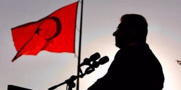 Ο Εκρέμ Ιμάμογλου με φόντο τη σημαία της Τουρκίας (φωτ.: Χ/Opens profile photo
Ekrem İmamoğlu International)