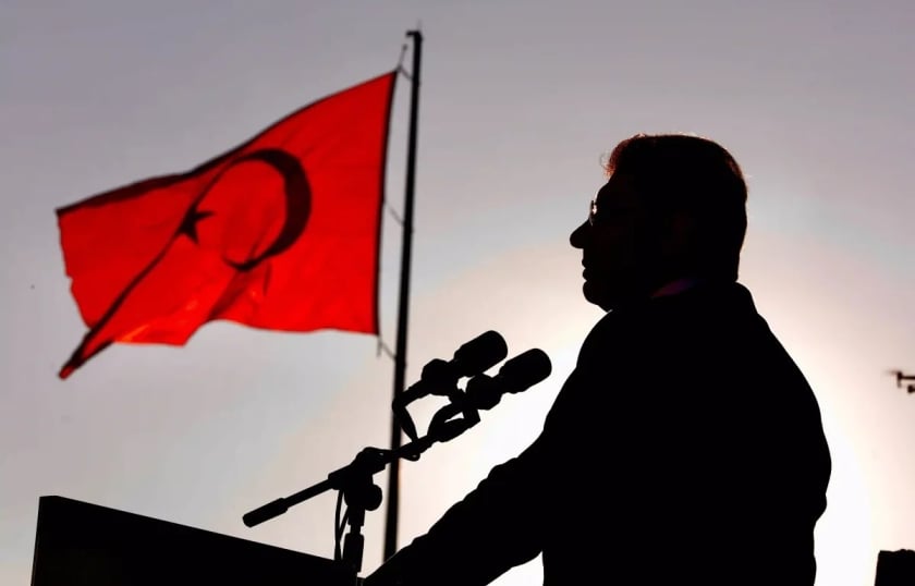 Ο Εκρέμ Ιμάμογλου με φόντο τη σημαία της Τουρκίας (φωτ.: Χ/Opens profile photo
Ekrem İmamoğlu International)