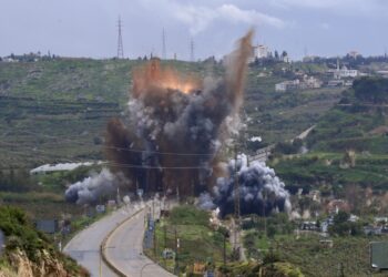 Έκρηξη μετά από ισραηλινό πλήγμα σε γέφυρα στον νότιο Λίβανο (φωτ.: EPA/STRINGER)