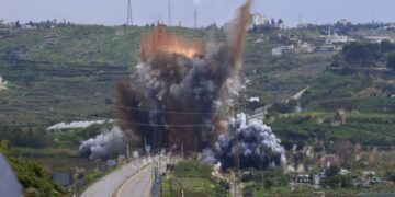 Έκρηξη μετά από ισραηλινό πλήγμα σε γέφυρα στον νότιο Λίβανο (φωτ.: EPA/STRINGER)