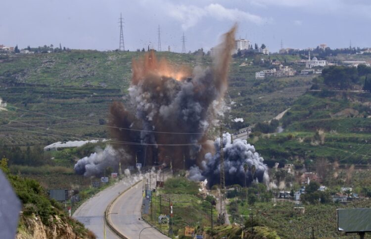 Έκρηξη μετά από ισραηλινό πλήγμα σε γέφυρα στον νότιο Λίβανο (φωτ.: EPA/STRINGER)