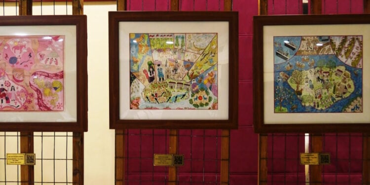 Έργα από την έκθεση «Μια Ιστορία Ανταλλαγής Πληθυσμών», που φιλοξενείται στο Δημοτικό Θέατρο Μυτιλήνης (πηγή: ΕΡΤ)