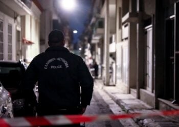 Αστυνομικός έχει αποκλείσει την πρόσβαση στην περιοχή όπου βρέθηκε νεκρή η άτυχη 31χρονη (φωτ.: EUROKINISSI/Δανάη Δαυλοπούλου)