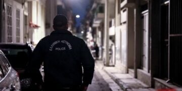 Αστυνομικός έχει αποκλείσει την πρόσβαση στην περιοχή όπου βρέθηκε νεκρή η άτυχη 31χρονη (φωτ.: EUROKINISSI/Δανάη Δαυλοπούλου)