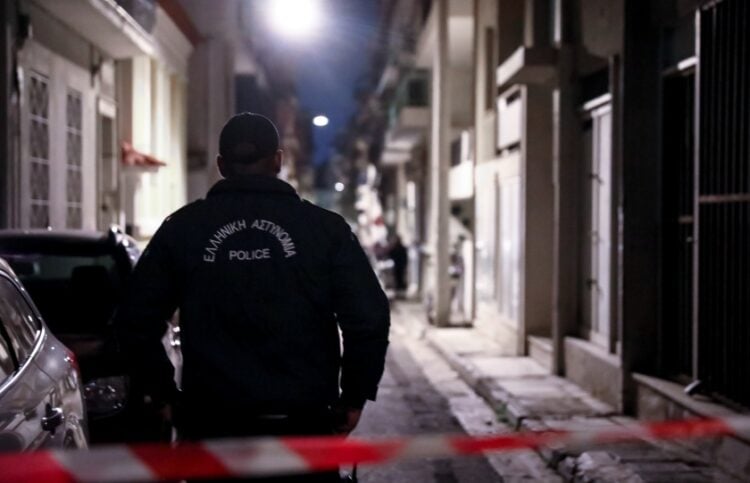 Αστυνομικός έχει αποκλείσει την πρόσβαση στην περιοχή όπου βρέθηκε νεκρή η άτυχη 31χρονη (φωτ.: EUROKINISSI/Δανάη Δαυλοπούλου)