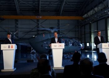 Από αριστερά, ο Εμανουέλ Μακρόν, ο Νίκος Χριστοδουλίδης και ο Κυριάκος Μητσοτάκης στη διάρκεια δηλώσεων στους δημοσιογράφους μετά τη συνάντησή τους στη στρατιωτική βάση «Ανδρέας Παπανδρέου» στην Πάφο (φωτ.: EPA/Gonzalo Fuentes / POOL)