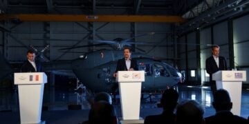 Από αριστερά, ο Εμανουέλ Μακρόν, ο Νίκος Χριστοδουλίδης και ο Κυριάκος Μητσοτάκης στη διάρκεια δηλώσεων στους δημοσιογράφους μετά τη συνάντησή τους στη στρατιωτική βάση «Ανδρέας Παπανδρέου» στην Πάφο (φωτ.: EPA/Gonzalo Fuentes / POOL)