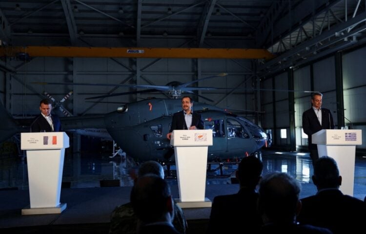 Από αριστερά, ο Εμανουέλ Μακρόν, ο Νίκος Χριστοδουλίδης και ο Κυριάκος Μητσοτάκης στη διάρκεια δηλώσεων στους δημοσιογράφους μετά τη συνάντησή τους στη στρατιωτική βάση «Ανδρέας Παπανδρέου» στην Πάφο (φωτ.: EPA/Gonzalo Fuentes / POOL)