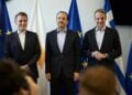 Από αριστερά ο Εμανουέλ Μακρόν, ο Νίκος Χριστοδουλίδης και ο Κυριάκος Μητσοτάκης στην Πάφο (φωτ.: Γραφείο Τύπου Πρωθυπουργού/Δημήτρης Παπαμήτσος)