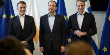 Από αριστερά ο Εμανουέλ Μακρόν, ο Νίκος Χριστοδουλίδης και ο Κυριάκος Μητσοτάκης στην Πάφο (φωτ.: Γραφείο Τύπου Πρωθυπουργού/Δημήτρης Παπαμήτσος)