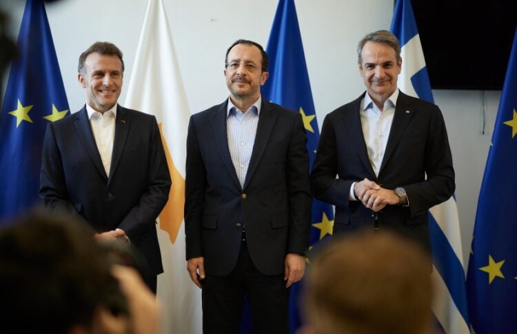 Από αριστερά ο Εμανουέλ Μακρόν, ο Νίκος Χριστοδουλίδης και ο Κυριάκος Μητσοτάκης στην Πάφο (φωτ.: Γραφείο Τύπου Πρωθυπουργού/Δημήτρης Παπαμήτσος)