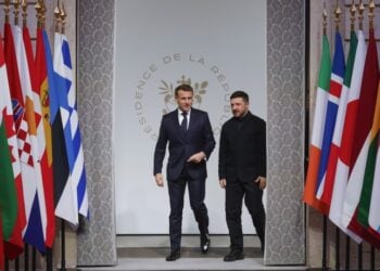 Από αριστερά, ο Γάλλος πρόεδρος Εμανουέλ Μακρόν και ο Ουκρανός ομόλογός του Βολοντίμιρ Ζελένσκι, στο Παρίσι, τον περασμένο Ιανουάριο (φωτ.: EPA/Yoan Valat / POOL)