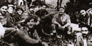 Ο αρχηγός Διγενής με την αντάρτικη ομάδα του στον Κύκκο (πηγή: eoka.org.cy)