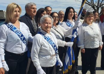 Η κ. Σοφία περήφανη στην παρέλαση μαζί με τους συμμαθητές της στο Εσπερινό ΕΠΑΛ της Ρόδου (φωτ.: ΑΠΕ-ΜΠΕ)