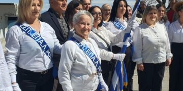 Η κ. Σοφία περήφανη στην παρέλαση μαζί με τους συμμαθητές της στο Εσπερινό ΕΠΑΛ της Ρόδου (φωτ.: ΑΠΕ-ΜΠΕ)