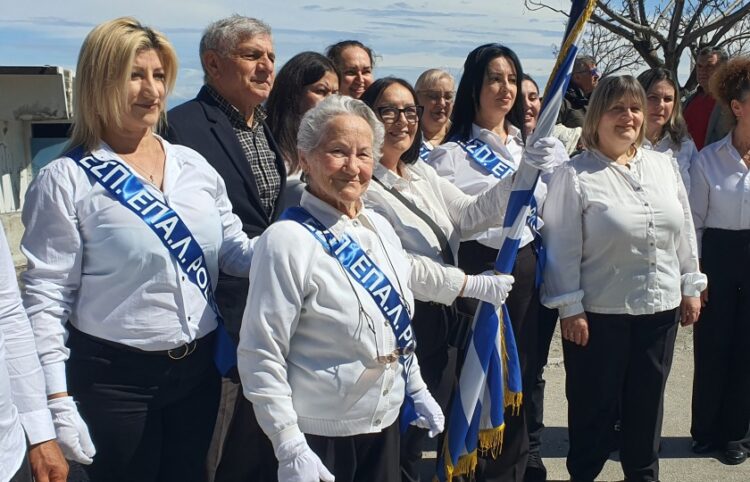 Η κ. Σοφία περήφανη στην παρέλαση μαζί με τους συμμαθητές της στο Εσπερινό ΕΠΑΛ της Ρόδου (φωτ.: ΑΠΕ-ΜΠΕ)