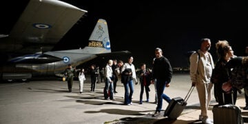 Επαναπατρισμό πολιτών από τα Ηνωμένα Αραβικά Εμιράτα με C-130 της Πολεμικής Αεροπορίας.  Πέμπτη 5 Μαρτίου 2026 (φωτ.: Διεύθυνση Ενημέρωσης ΥΠΕΘΑ)