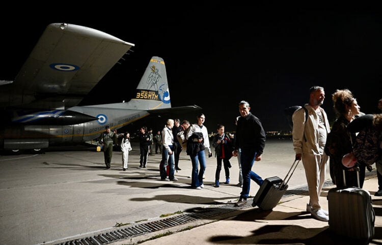 Επαναπατρισμό πολιτών από τα Ηνωμένα Αραβικά Εμιράτα με C-130 της Πολεμικής Αεροπορίας. Πέμπτη 5 Μαρτίου 2026 (φωτ.: Διεύθυνση Ενημέρωσης ΥΠΕΘΑ)