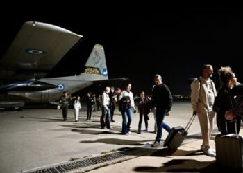 Έλληνες πολίτες και οι οικογένειές τους επαναπατρίστηκαν, την Πέμπτη 5 Μαρτίου, από τα Ηνωμένα Αραβικά Εμιράτα με C-130 της Πολεμικής Αεροπορίας (φωτ.: ΥΠΕΘΑ/ΔΝΣΗ ΕΝΗΜΕΡΩΣΗΣ/EUROKINISSI)