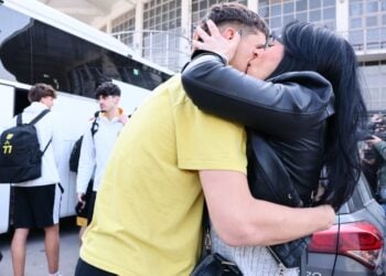 Γονείς αγκαλιάζουν τα παιδιά τους, παίκτες της ομάδας Κ18 του Άρη, που επέστρεψαν στη Θεσσαλονίκη από το Άμπου Ντάμπι (φωτ.: EUROKINISSI/Ραφαήλ Γεωργιάδης)