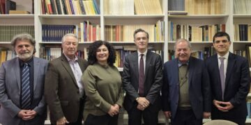 Ο έλληνας πρέσβης στις ΗΠΑ Αντ. Αλεξανδρίδης (κέντρο) με στελέχη του Κέντρου (φωτ.: faebook/Asia Minor and Pontos Hellenic Research Center)