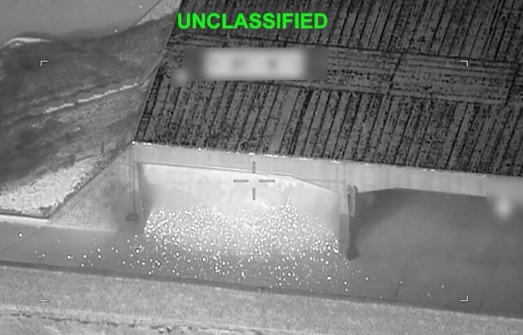 Στιγμιότυπο από βίντεο στο οποίο αποτυπώνεται η εξουδετέρωση στόχου στο Ιράν από τις αμερικανικές δυνάμεις (φωτ.: Χ/Square profile picture
U.S. Central Command)