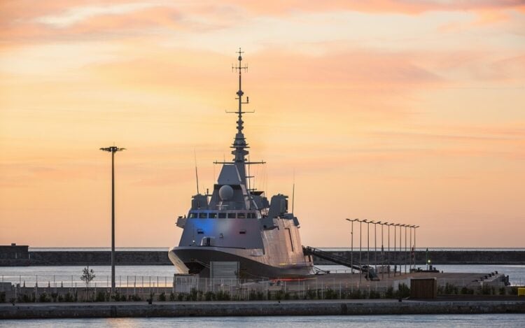 Η γαλλική φρεγάτα Languedoc που η Γαλλία θα στείλει στην Κύπρο (φωτ.: wikipedia commons)