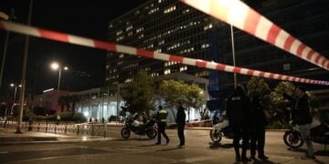 Αστυνομικοί είχαν αποκλείσει τη λεωφόρο Αλεξάνδρας για την ελεγχόμενη έκρηξη των χειροβομβίδων (φωτ.: EUROKINISSI/Δανάη Δαυλοπούλου)