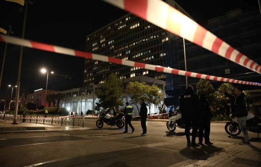 Αστυνομικοί είχαν αποκλείσει τη λεωφόρο Αλεξάνδρας για την ελεγχόμενη έκρηξη των χειροβομβίδων (φωτ.: EUROKINISSI/Δανάη Δαυλοπούλου)