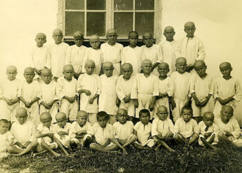 Ορφανά ελληνικών οικογενειών στο ορφανοτροφείο της Near East Relief στο Κολέγιο Ανατόλια, Μάιος 1919 (φωτ.:  Trustees of Anatolia College / Έφοροι του Κολλεγίου Ανατόλια)