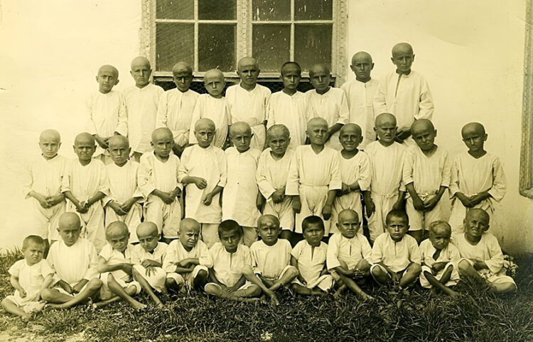 Ορφανά ελληνικών οικογενειών στο ορφανοτροφείο της Near East Relief στο Κολέγιο Ανατόλια, Μάιος 1919 (φωτ.:  Trustees of Anatolia College / Έφοροι του Κολλεγίου Ανατόλια)