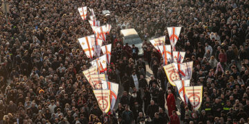 Νεκροφόρα που μεταφέρει το φέρετρο του Πατριάρχη Γεωργίας Ηλία Β΄ διασχίζει πλήθος πιστών έξω από τον καθεδρικό ναό της Αγίας Τριάδας στην Τιφλίδα. 18 Μαρτίου 2026 (φωτ.: EPA / David Mdzinarishvili)