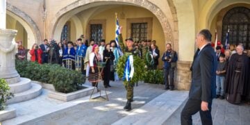 Ο υπουργός Εξωτερικών Γιώργος Γεραπετρίτης καταθέτει στεφάνι, στο πλαίσιο των εορτασμών για τη συμπλήρωση 78 χρόνων από την ενσωμάτωση των Δωδεκανήσων με την Ελλάδα, κατά την επίσκεψή του στη Ρόδο (φωτ.: ΑΠΕ-ΜΠΕ/Λευτέρης Δαμιανίδης)