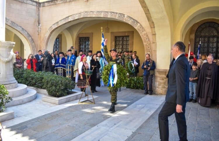 Ο υπουργός Εξωτερικών Γιώργος Γεραπετρίτης καταθέτει στεφάνι, στο πλαίσιο των εορτασμών για τη συμπλήρωση 78 χρόνων από την ενσωμάτωση των Δωδεκανήσων με την Ελλάδα, κατά την επίσκεψή του στη Ρόδο (φωτ.: ΑΠΕ-ΜΠΕ/Λευτέρης Δαμιανίδης)