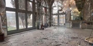 Εκτεταμένες ζημιές μέσα στο παλάτι του Γκολεστάν, στην Τεχεράνη (φωτ.: Χ/Saad Abedine)