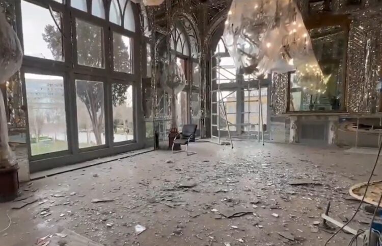 Εκτεταμένες ζημιές μέσα στο παλάτι του Γκολεστάν, στην Τεχεράνη (φωτ.: Χ/Saad Abedine)