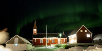 Το Βόρειο Σέλας διακρίνεται πάνω από εκκλησία στο Νούουκ της Γροιλανδίας (φωτ.: EPA/Bo Amstrup)