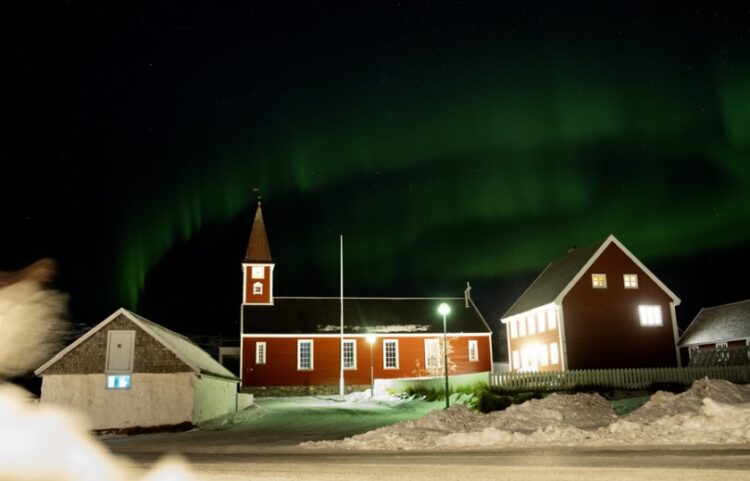 Το Βόρειο Σέλας διακρίνεται πάνω από εκκλησία στο Νούουκ της Γροιλανδίας (φωτ.: EPA/Bo Amstrup)
