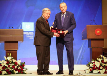 Ο Αντόνιο Γκουτέρες παραλαμβάνει το βραβείο από τον Ταγίπ Ερντογάν (πηγή: © UN Photo / Emrah Özesen)