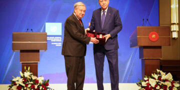 Ο Αντόνιο Γκουτέρες παραλαμβάνει το βραβείο από τον Ταγίπ Ερντογάν (πηγή: © UN Photo / Emrah Özesen)