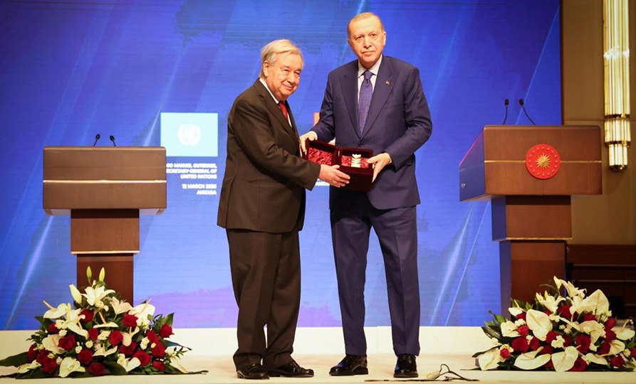 Ο Αντόνιο Γκουτέρες παραλαμβάνει το βραβείο από τον Ταγίπ Ερντογάν (πηγή: © UN Photo / Emrah Özesen)