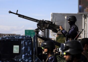 Στρατιώτης των Χούθι πίσω από το πολυβόλο του κατά τη διάρκεια περιπολίας σε συγκέντρωση αλληλεγγύης προς το Ιράν στη Σαναά της Υεμένης (φωτ.: 
EPA/ YAHYA ARHAB)