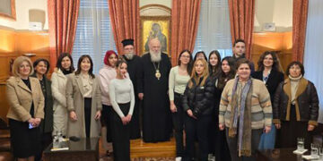 Ο Αρχιεπίσκοπος Ιερώνυμος με τις μαθήτριες που διακρίθηκαν στον 2ο Πανελλήνιο Μαθητικό Διαγωνισμό «Μικρά Ασία - Πόντος: Ενθυμήματα» (φωτ.: Αρχιεπισκοπή Αθηνών)